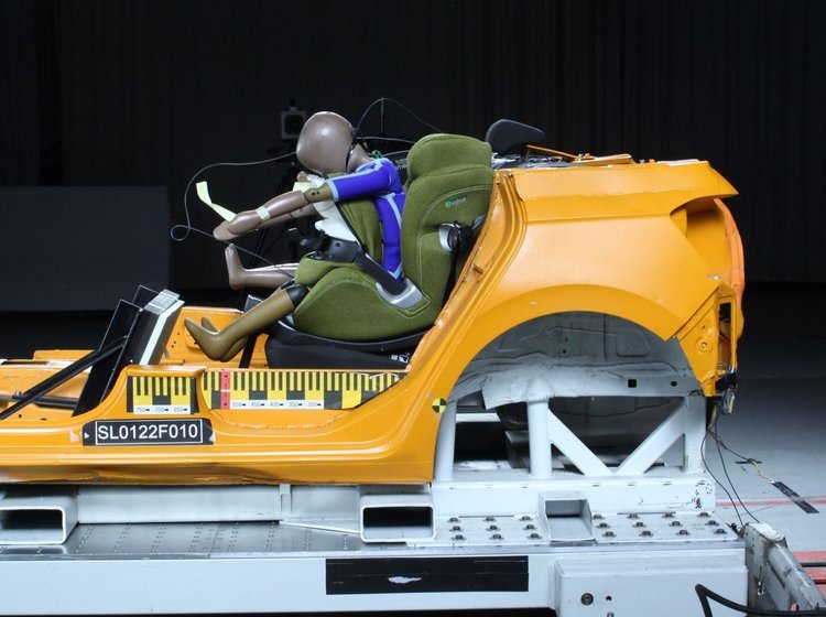 Kollisionstest af autostol med airbag