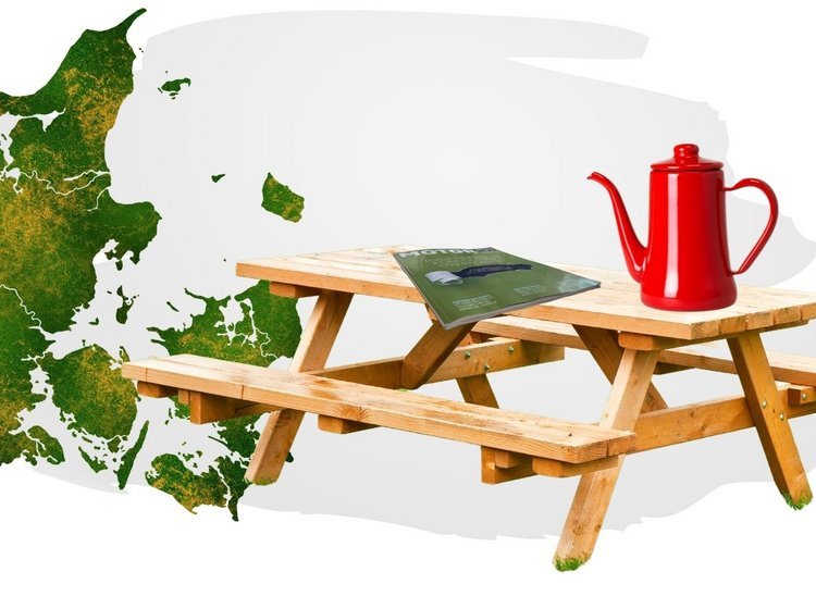 Picnicbord med kaffekande og en udgave at Motor