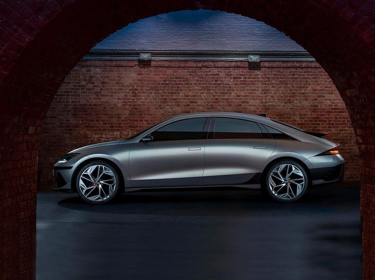 Hyundai Ioniq 6 er en stor eledreven sedan.