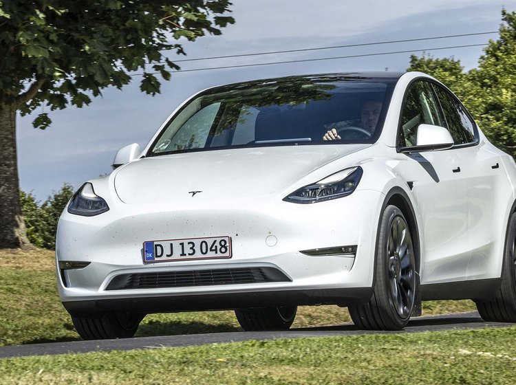 Tesla Model Y set forfra