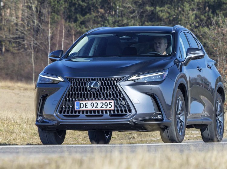 Lexus NX 450h set forfra