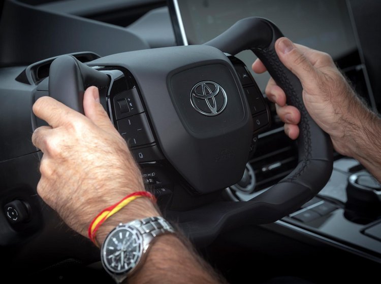 Det elektroniske styretøj i Toyota BZ4X også kaldet steer-by-wire og One Motion Grip.