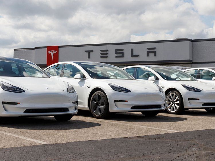 Tesla har sat priserne ned på nye elbiler. 