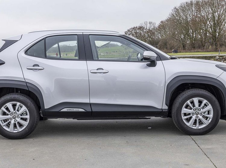 Toyota Yaris Cross set fra siden, mens den holder parkeret på Amager Strandpark