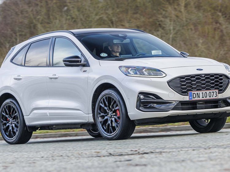 Ford Kuga kører på en landevej med træer i baggrunden