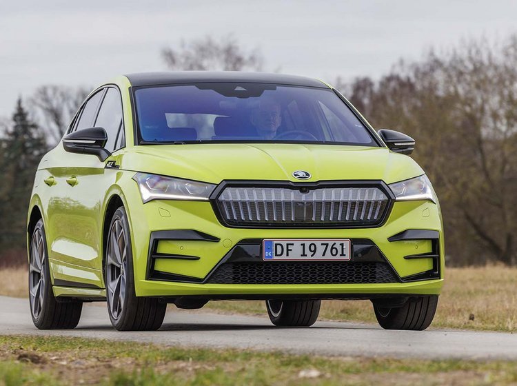 Skoda Enyaq Coupé RS kører på en vej med træer i baggrunden