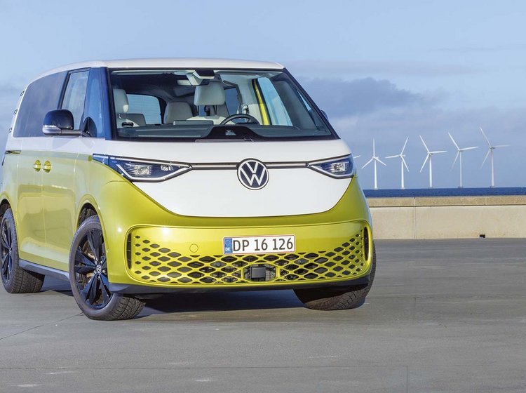 VW ID. Buzz på Amager Strandpark med vindmøller i baggrunden