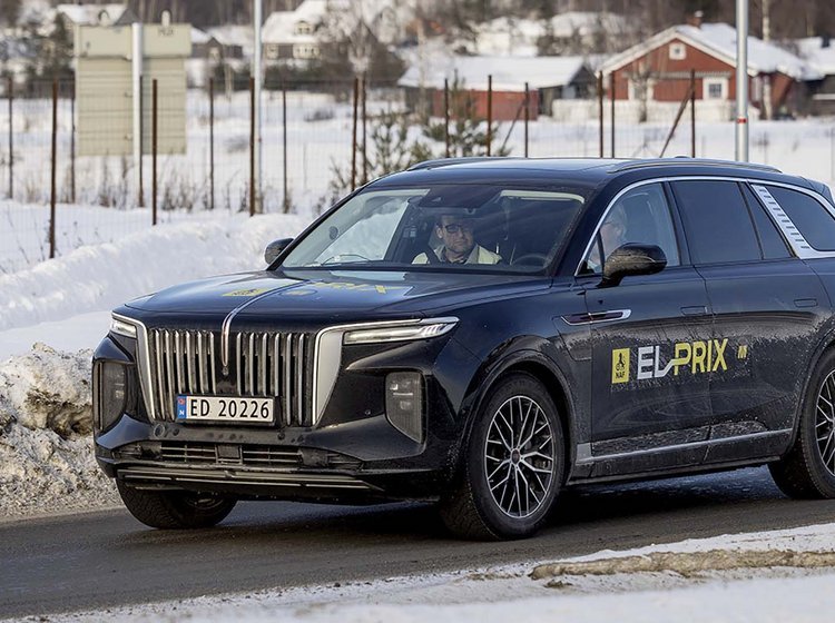 Elbilen Hongqi E-HS9 på vintervej i Norge.