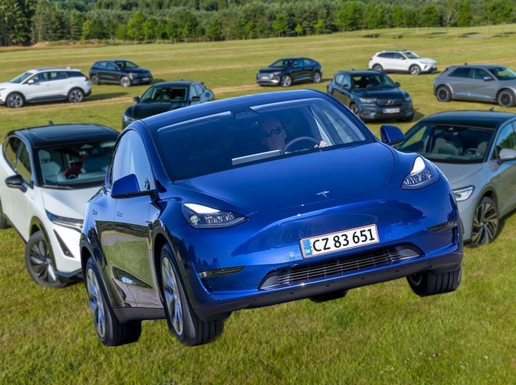 Her ser du en blå Tesla Model Y. 