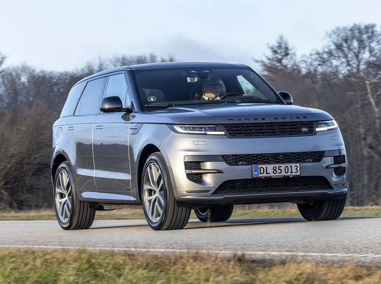 Range Rover Sport kører på landevej med træer i baggrunden