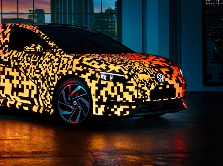 VW ID.7 har belyst logo.