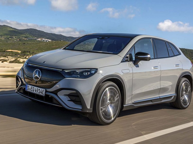 Mercedes EQE SUV kører på landevej