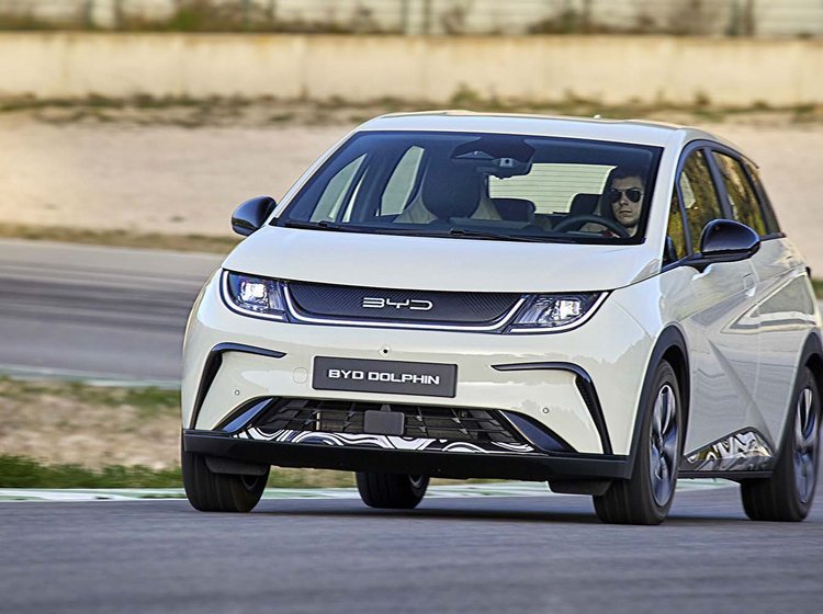 BYD Dolphin elbiler kører på en racerbane
