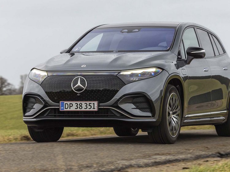 Mercedes-EQ EQS SUV kører på en landevej i gråvejr