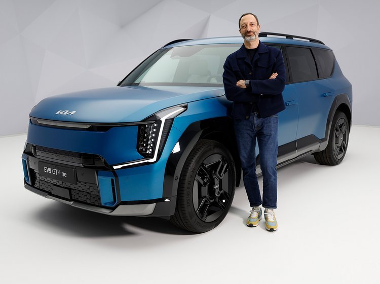 Kia EV9 forfra med chefdesigneren.