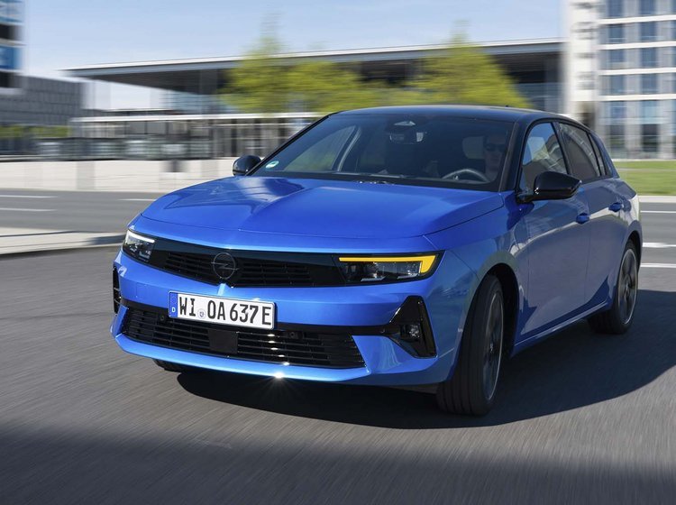 Opel Astra elbil kører i rundkørsel