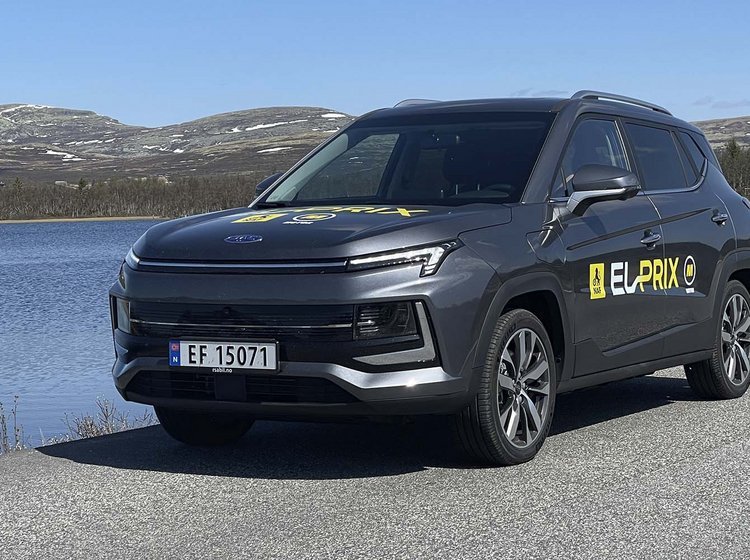 Elbilen JAC e-JS4 holder parkeret ved en norsk sø