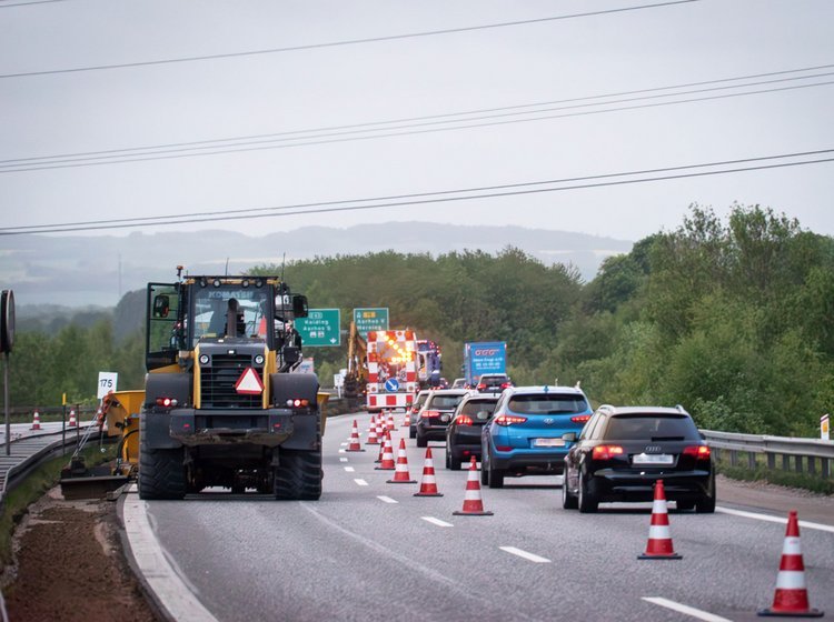 Biler kører forbi vejarbejde