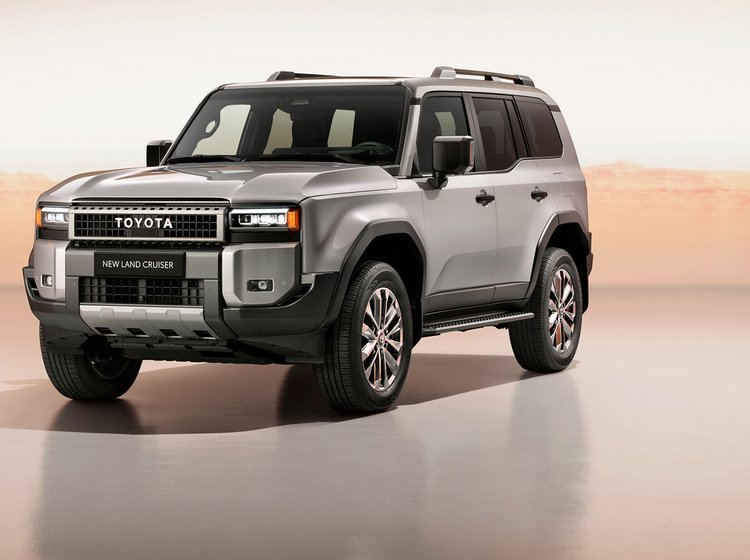 Toyota Land Cruiser i grå, set skråt forfra.