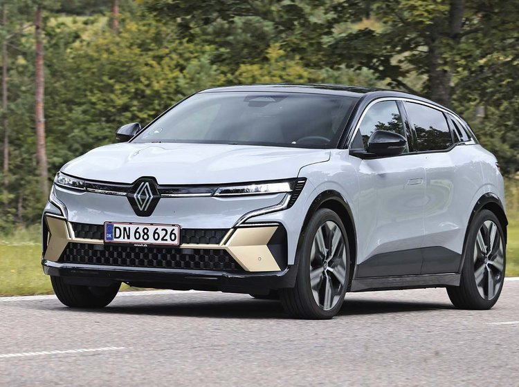 Elbilen Renault Megane E-Tech set skråt forfra, mens den kører på en vej med træer i baggrunden.