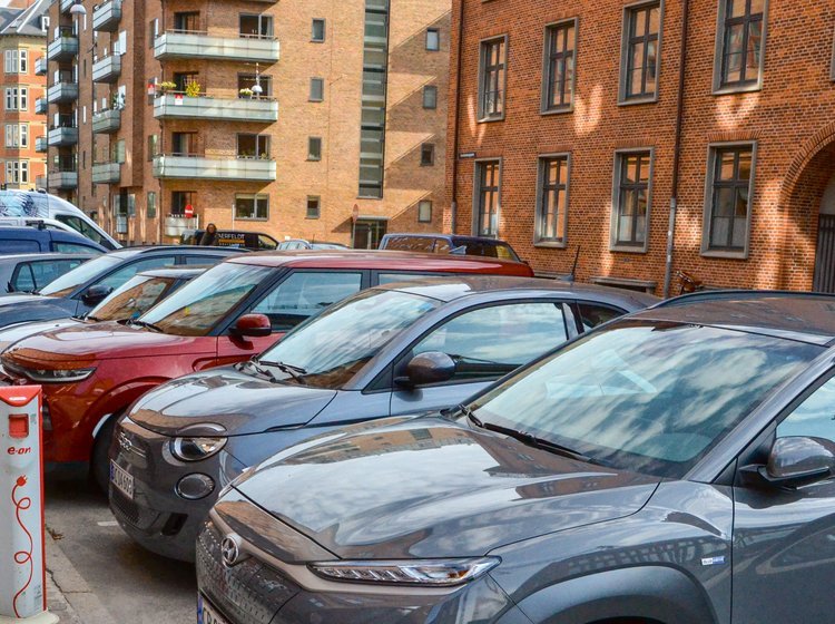 Parkerede elbiler ved ladestandere