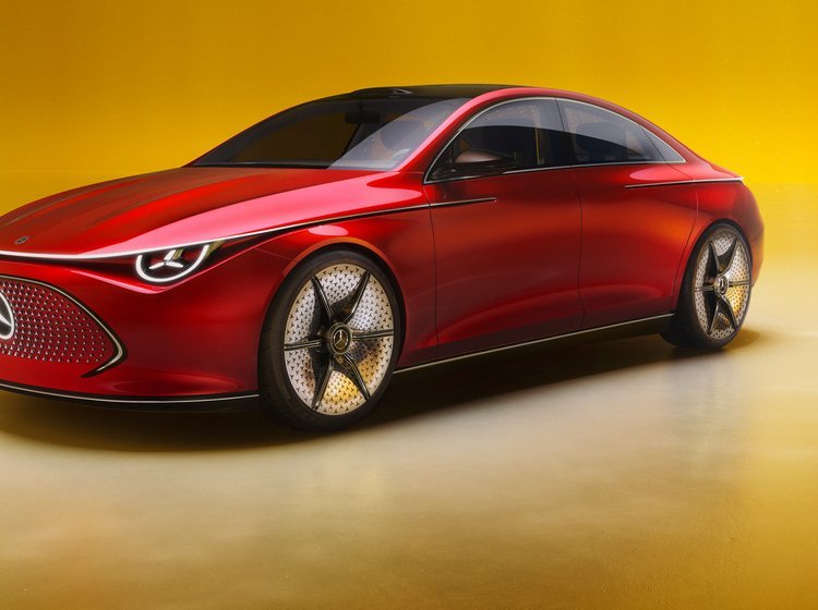 Mercedes-Benz Concept CLA forfra i dyb rød.