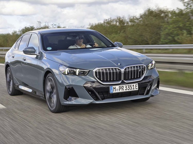 Elbilen BMW i5 kører på en motorvej