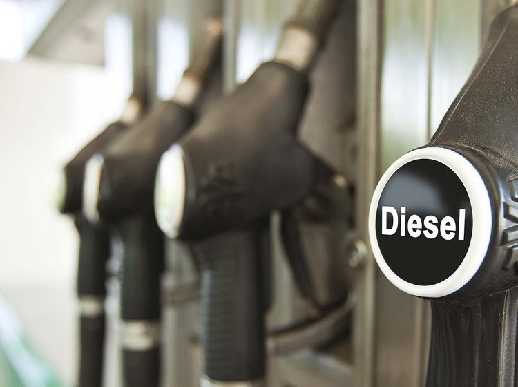 Tre tankpistoler med diesel på række.