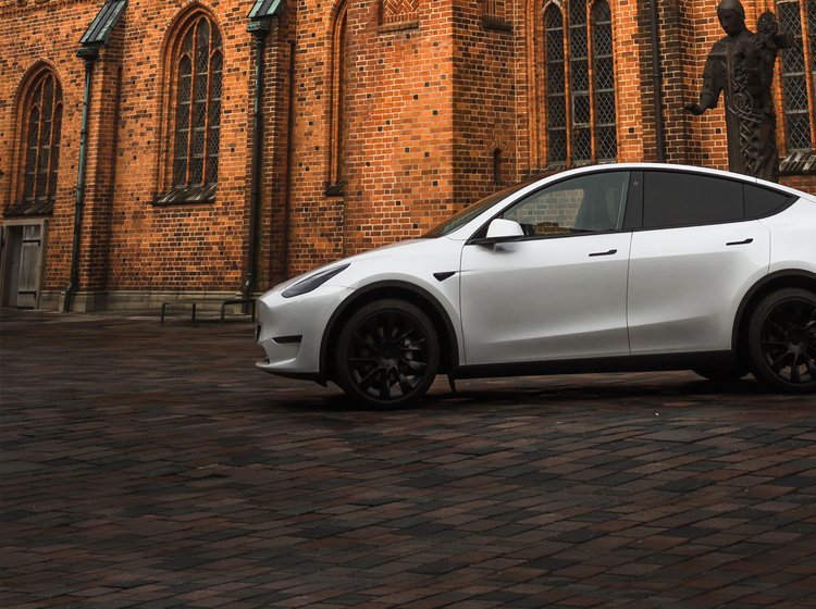 Tesla Model Y foran kirke.