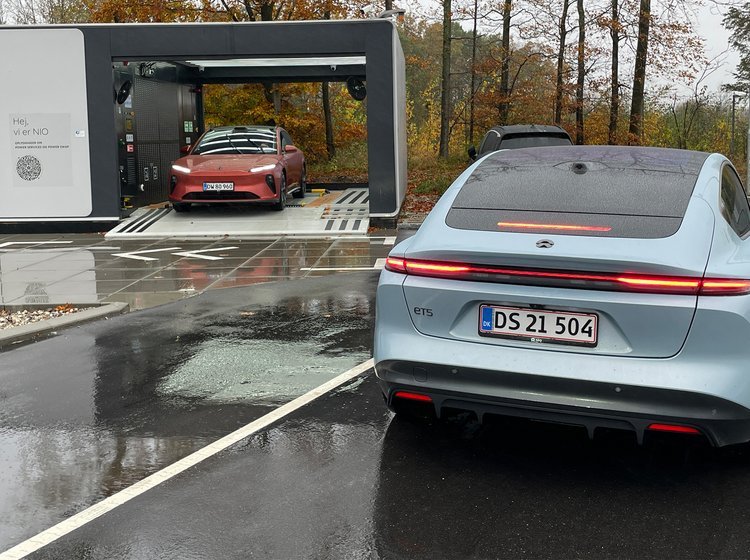 Blå Nio foran batteriskiftestation.