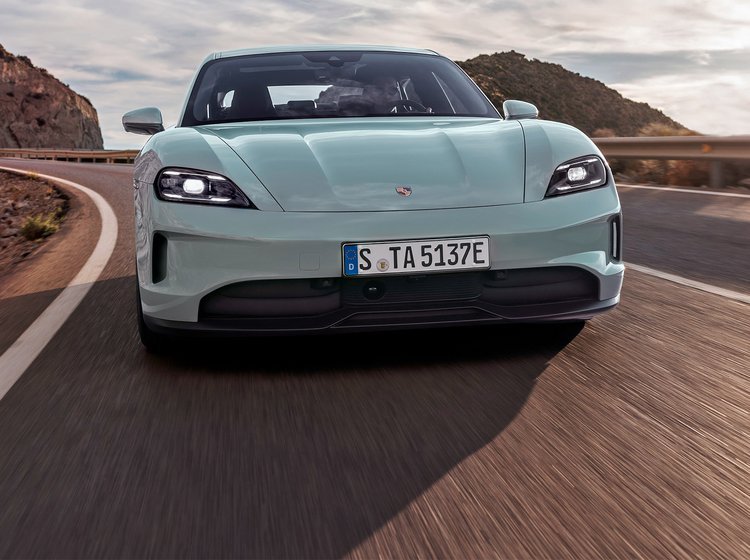 Porsche Taycan lige forfra kørende.