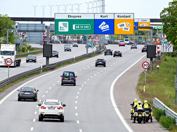 Tre motorcykelbetjente ved Storebæltsbroen