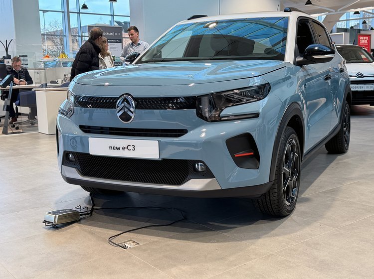 Citroën C3 lyseblå forfra.