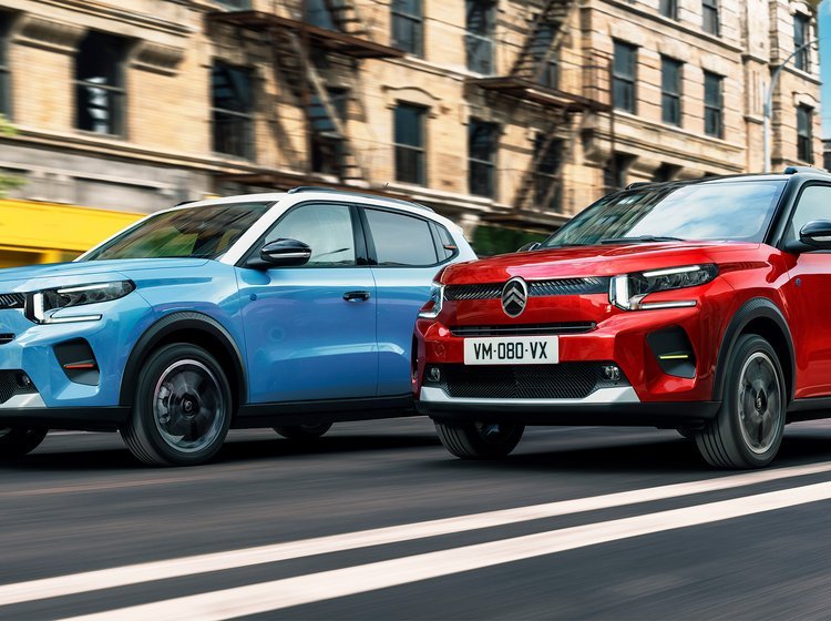 Blå og rød Citroën C3 forfra.