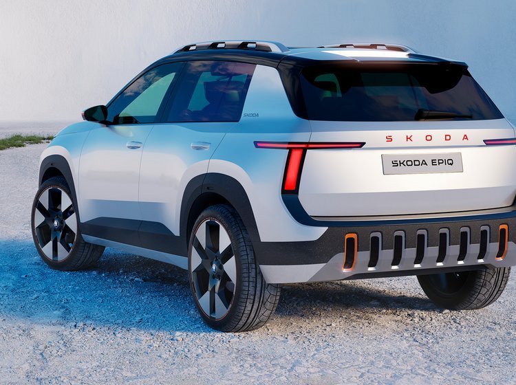 Sølvgrå Skoda Epiq bagfra.