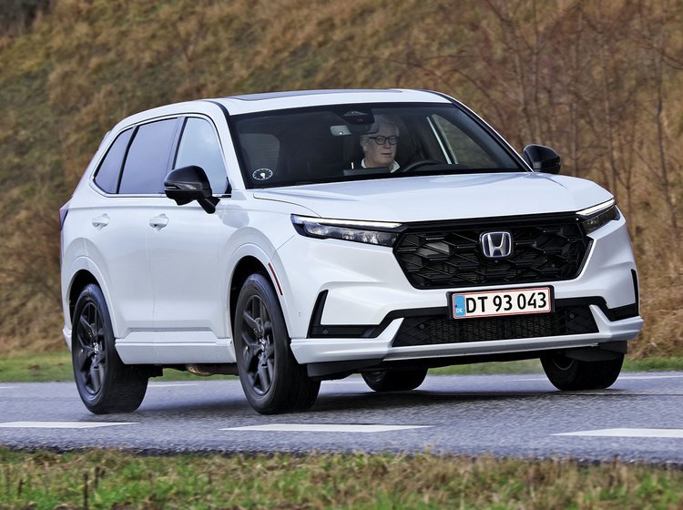 Hvid Honda CR-V kører på en landevej