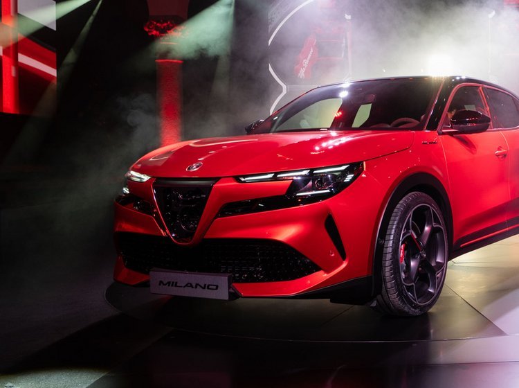 Alfa Romeo Milano på scene oplyst af projektøre