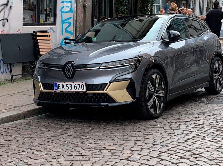 Renault Megane set forfra holdende på brosten.