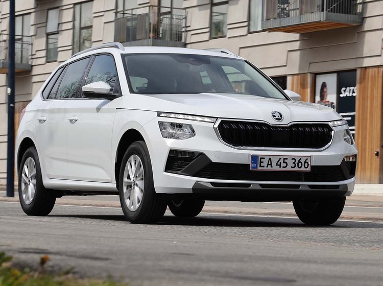 Skoda Kamiq set forfra foran en bygning