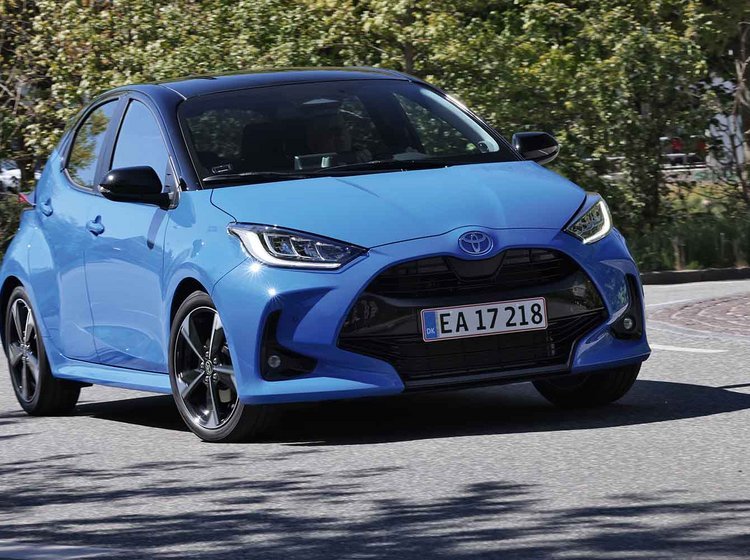 Blå Toyota Yaris kører i rundkørsel