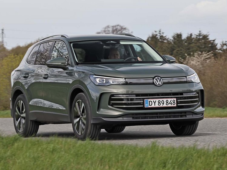 VW Tiguan set forfra, mens den kører på en landevej