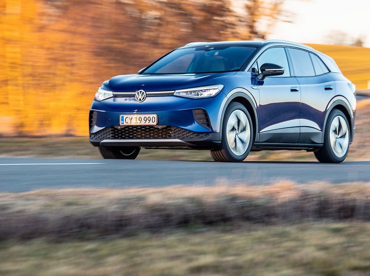 Blå VW ID.4 kørende set skråt forfra.