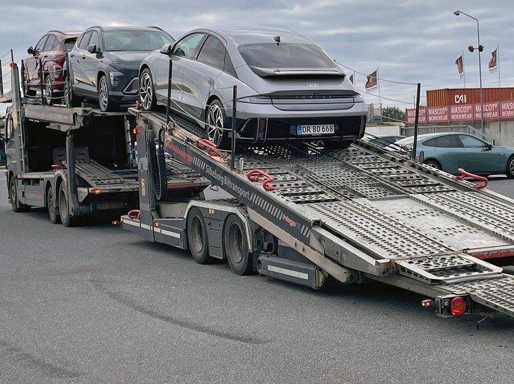 Elbiler på autotransporter.