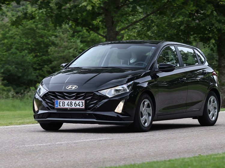 Sort Hyundai i20 kører på vej