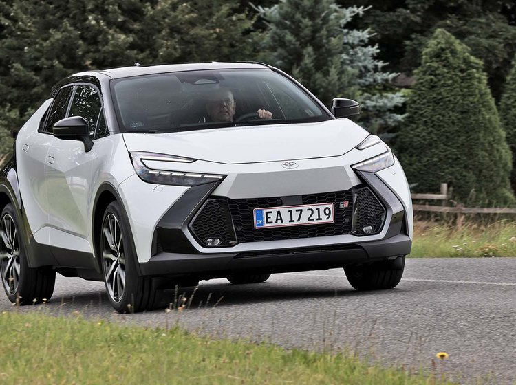 Toyota C-HR set forfra, mens den kører på en landevej