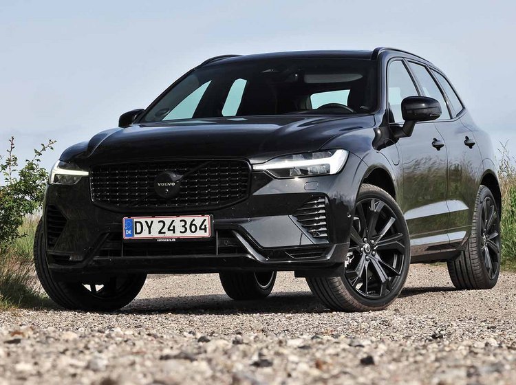 Volvo XC60 holder på en grusvej