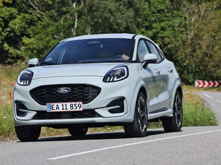 Ford Puma set forfra, mens den kører på en vej