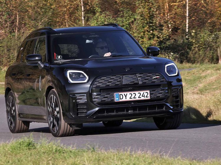 Mini Countryman kører i et sving på en landevej