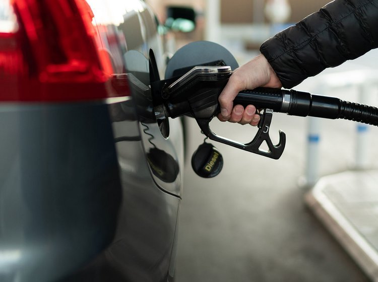 Volvo bliver tanket med diesel.