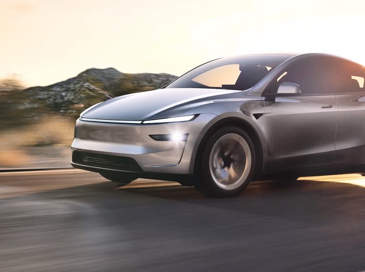 Tesla Model Y facelift 2025 set forfra på landevej skudt i modlys